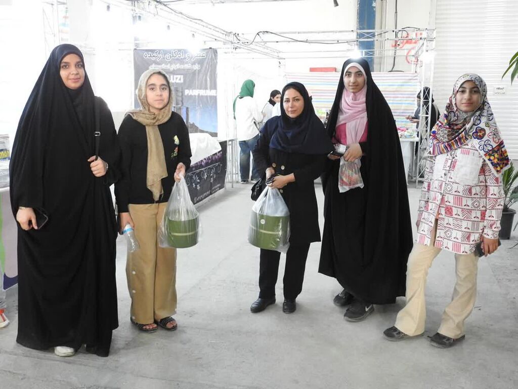 1330833 بازدید از نمایشگاه گل وگیاه دراردوی استانی کانون