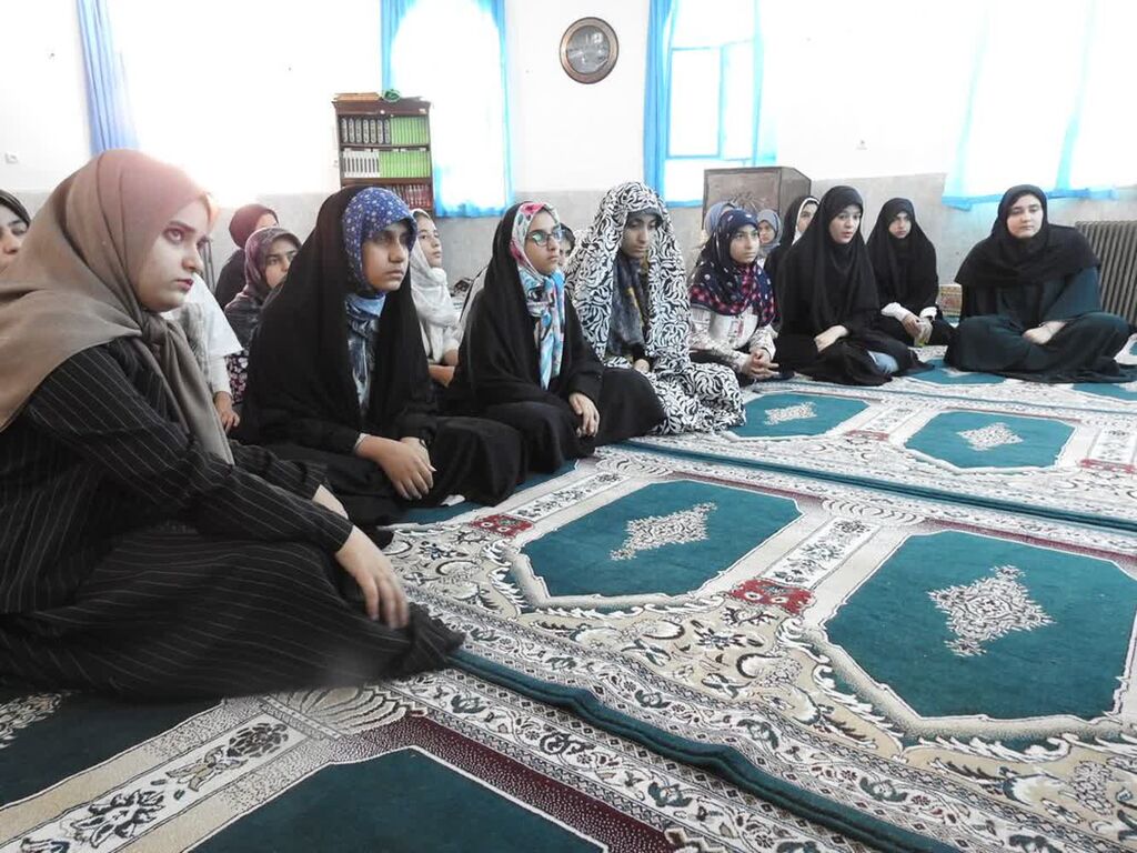 1330837 نشست مذهبی مهدویت باحضور حجتالاسلام والمسلمین مافی دراردوی استانی ایلام ما