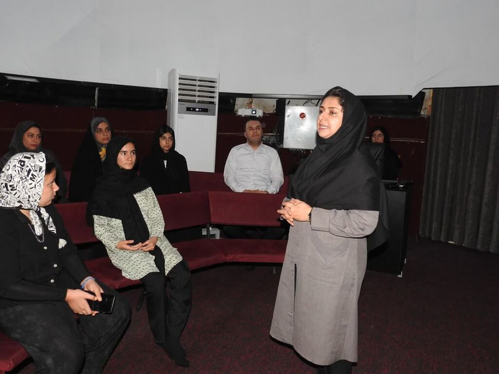 1330854 بازدید اعضادراردوی فرهنگی ـ تربیتی ازمرکز نجوم ورصدخانه کانون