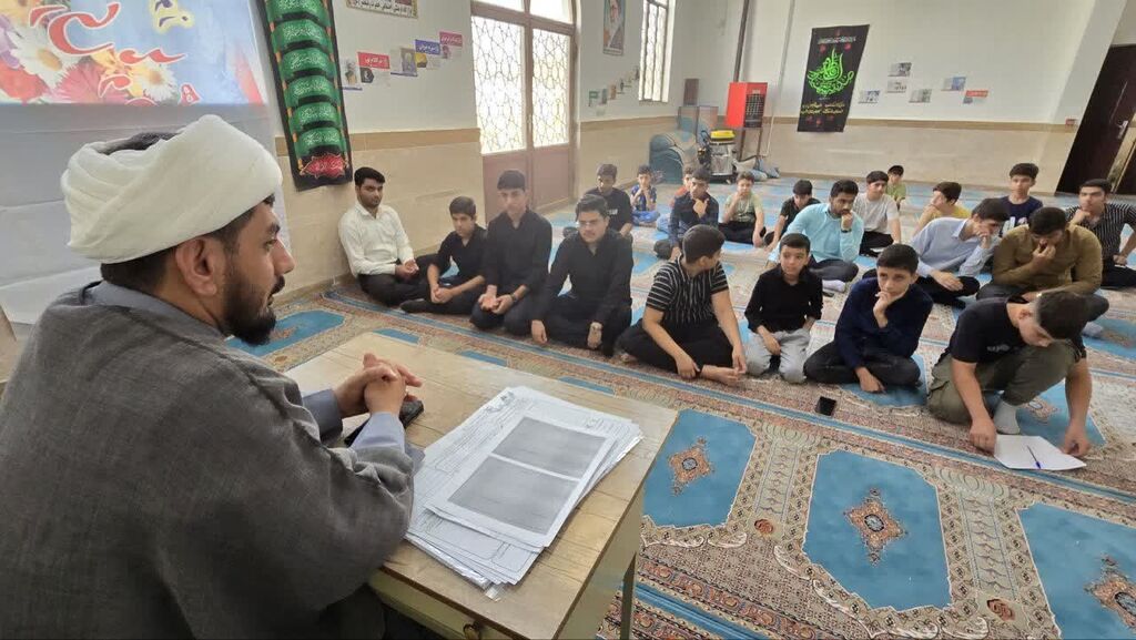 اعضای نوجوان مرکز سرپل‌ذهاب در مصلی احمدبن اسحاق حضور یافتند