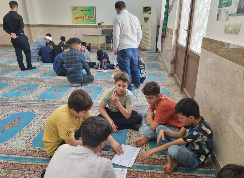 1330914-1 اعضای نوجوان مرکز سرپلذهاب در مصلی احمدبن اسحاق حضور یافتند
