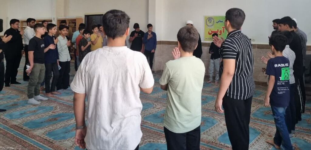 اعضای نوجوان مرکز سرپل‌ذهاب در مصلی احمدبن اسحاق حضور یافتند
