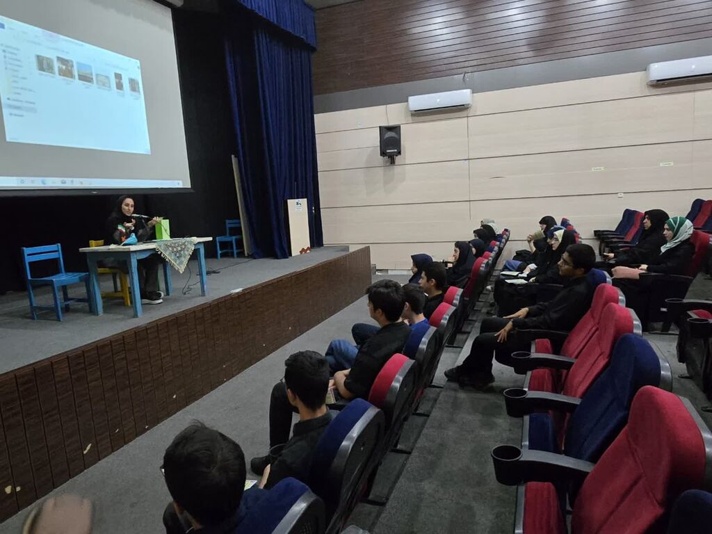 1330936-1 آیین افتتاح باشگاه ادبی «سیمرغ» درکانون استان قم