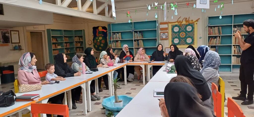 1330948-1 برگزاری سومین نشست «پاتوق قصه و نقد» در کانون همدان