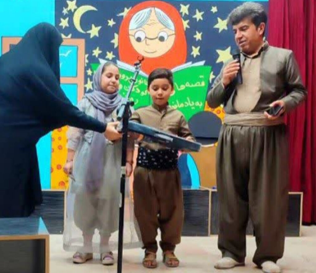 1331212-1 تجلیل از دو عضو فعال مرکز روانسر در زمینه نماز و علوم قرآنی