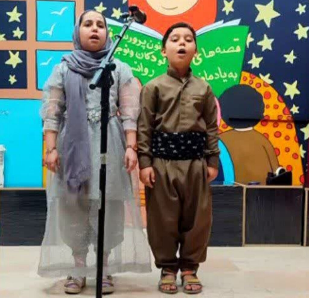 1331214-1 تجلیل از دو عضو فعال مرکز روانسر در زمینه نماز و علوم قرآنی