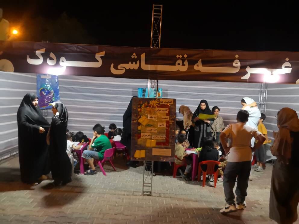 1331268-1 استقبال چشمگیر خانوادهها از «غرفه فرهنگی» کانون مرکز صدرا