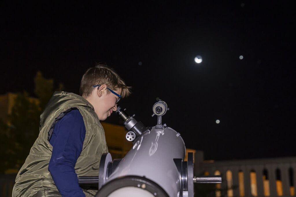 1331414-1 جادوی رصد ماه، سیارات و بارش شهابی برساووشی در کانون شهمیرزاد