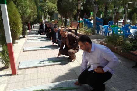گلباران قبور مطهر شهدا توسط کارکنان کانون استان مرکزی