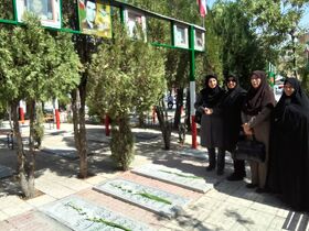 1331484-1 گلباران قبور مطهر شهدا توسط کارکنان کانون استان مرکزی