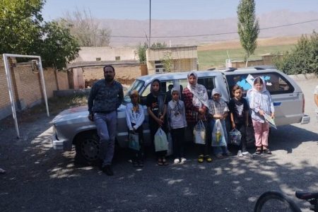 خدمات رسانی کتاب‌خانه‌ی سیار روستایی فریدون‌شهر به کودکان روستایی و عشایری