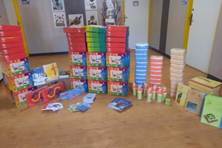 توزیع 300 قلم لوازم‌التحریر به کودکان و نوجوانان مناطق محروم استان همدان