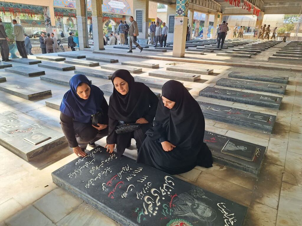 1331653-1 ادای احترام مسئولان کانون کرمانشاه به مقام شامخ شهدا