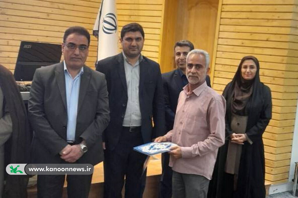 1331865-1 فرماندار بوشهر از کارمندان نمونه کانونی تقدیر کرد