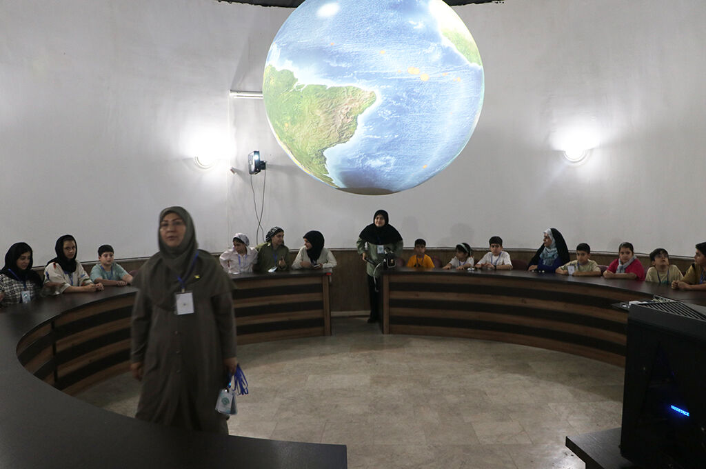 1331875-1 از ماه و زحل تا جهاننمای ۳۶۰ درجه؛ اعضای کانون گیلان شگفتیهای کیهان را به تماشا نشستند