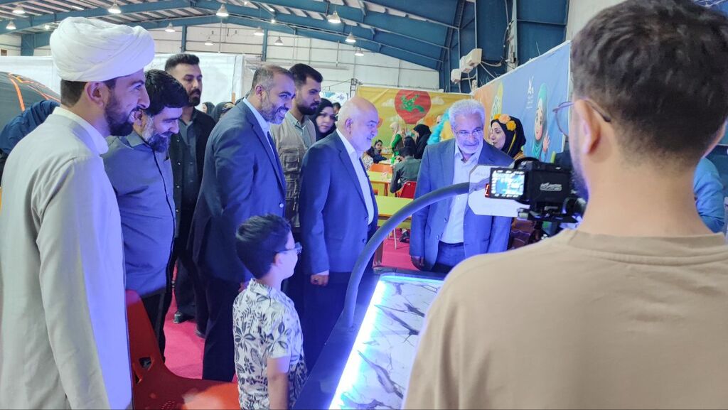 1331911-1 حضور استاندار خوزستان در غرفه کانون پرورش فکری