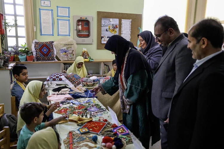 1332003-1 آئین افتتاحیه اولین جشنواره ملی صنایع دستی کودکان و نوجوانان در باغبادران