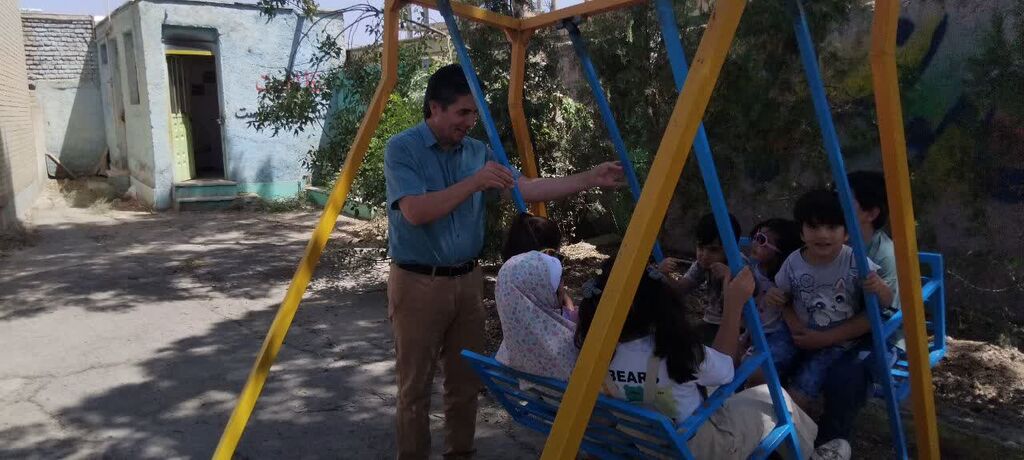 1332014-1 گردش فرهنگی کتابخانه سیار کانون در شش روستای استان در یک روز