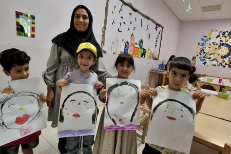 نقاشی چهره مادران در کانون بسطام با دستان کوچک کودکان
