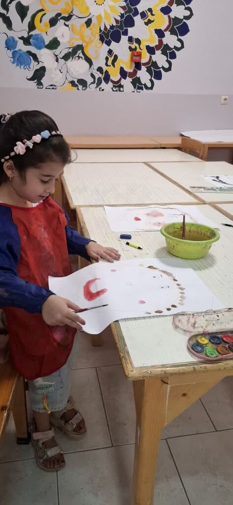 1332026-1 نقاشی چهره مادران در کانون بسطام با دستان کوچک کودکان