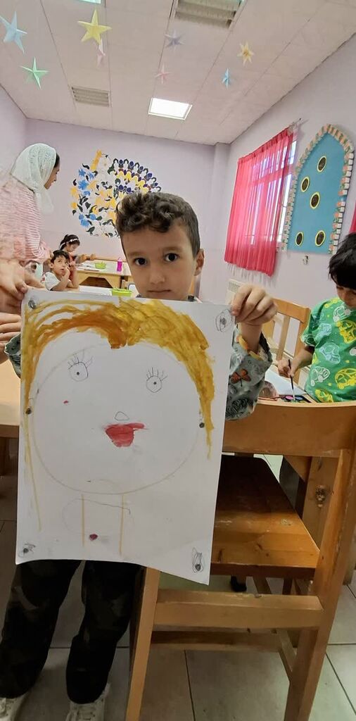 1332027-1 نقاشی چهره مادران در کانون بسطام با دستان کوچک کودکان