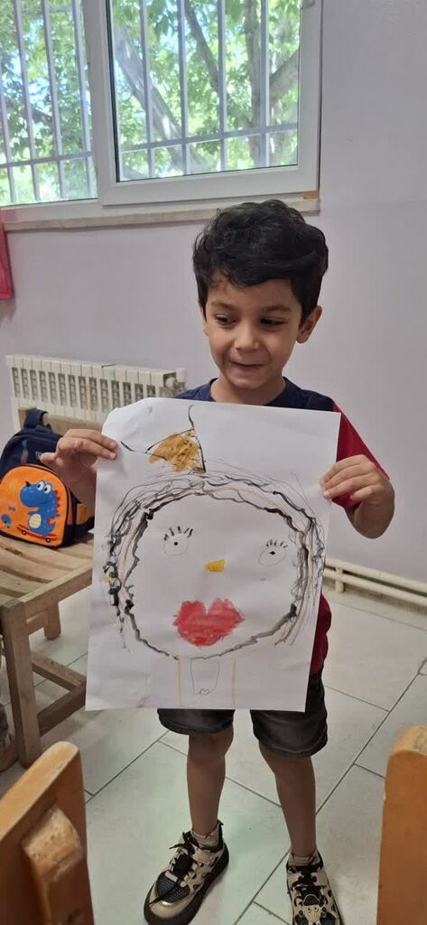 1332028-1 نقاشی چهره مادران در کانون بسطام با دستان کوچک کودکان