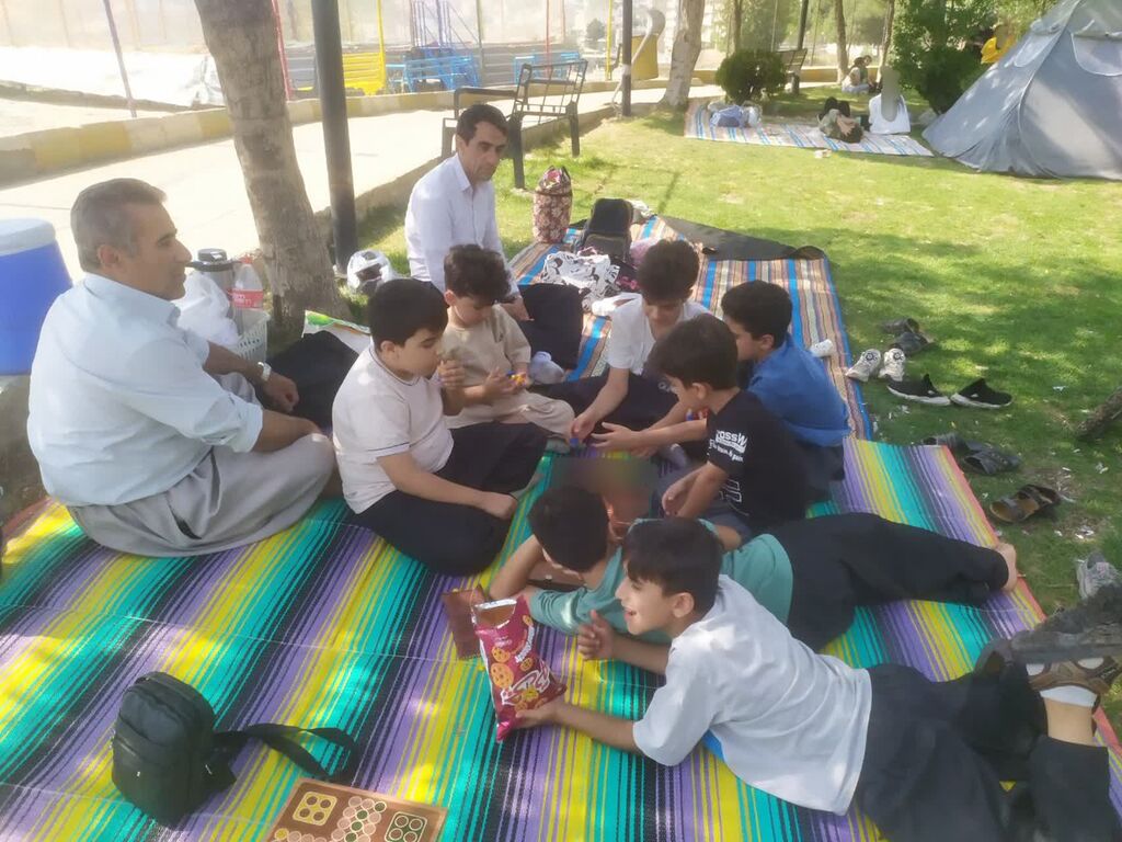 1332036-1 اردوی اعضای فعال مرکز نوسود در شهر پاوه و بازدید از مرکز این شهرستان