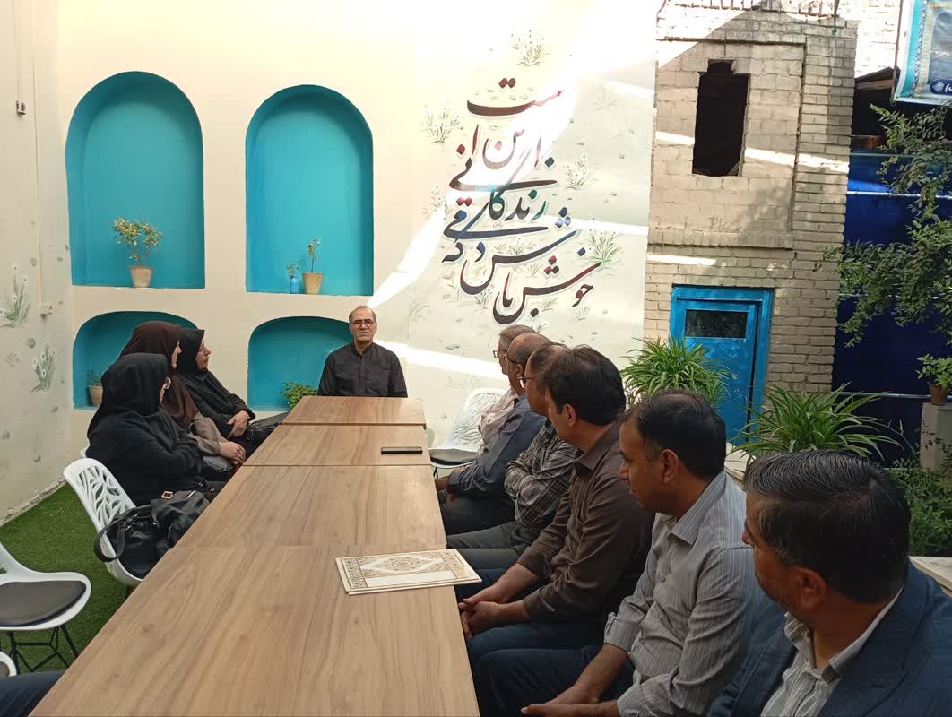 1332047-1 میزبانی کافه موزه اراک از کارکنان کانون استان مرکزی