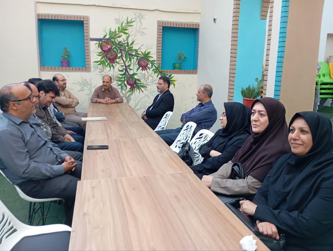 1332051-1 میزبانی کافه موزه اراک از کارکنان کانون استان مرکزی