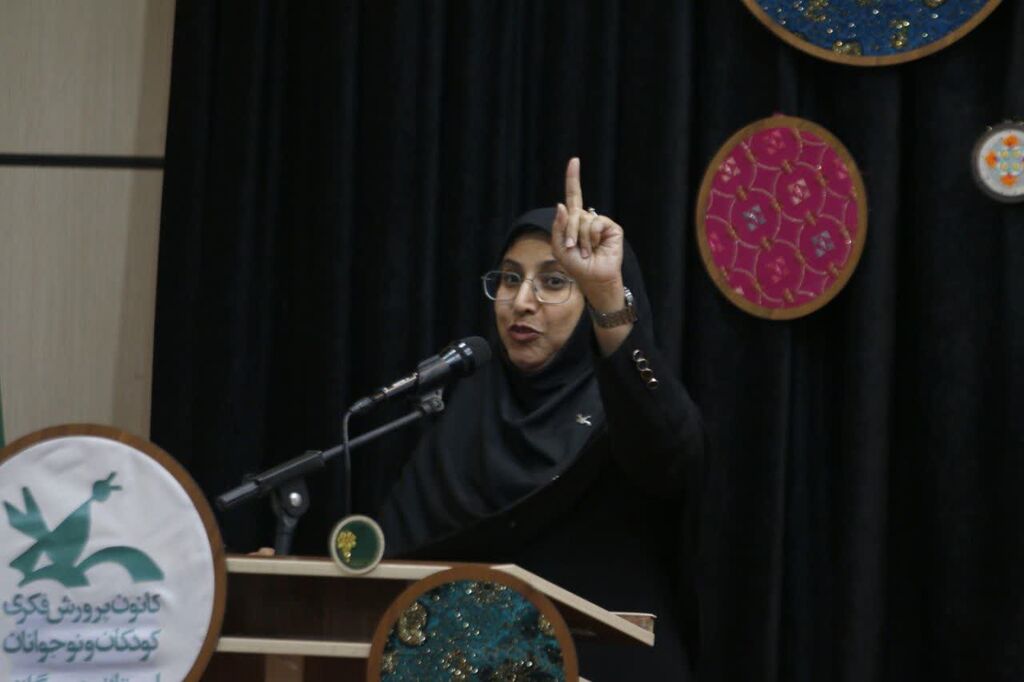 1332333-1 جشن "آفرین گویی" اعضا و مربیان برگزیده کانون هرمزگان برگزار شد