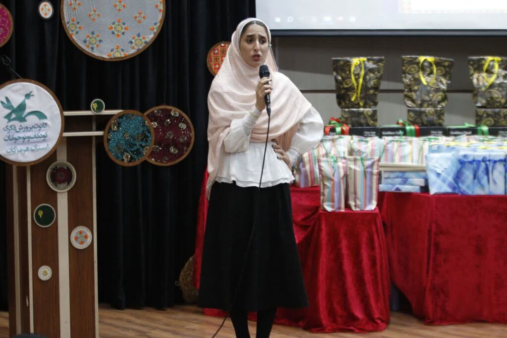 1332335-1 جشن "آفرین گویی" اعضا و مربیان برگزیده کانون هرمزگان برگزار شد