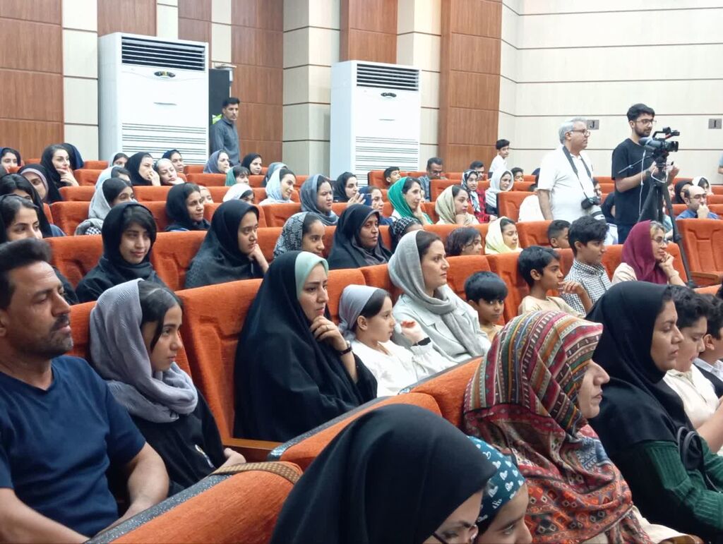 1332338-1 جشن "آفرین گویی" اعضا و مربیان برگزیده کانون هرمزگان برگزار شد