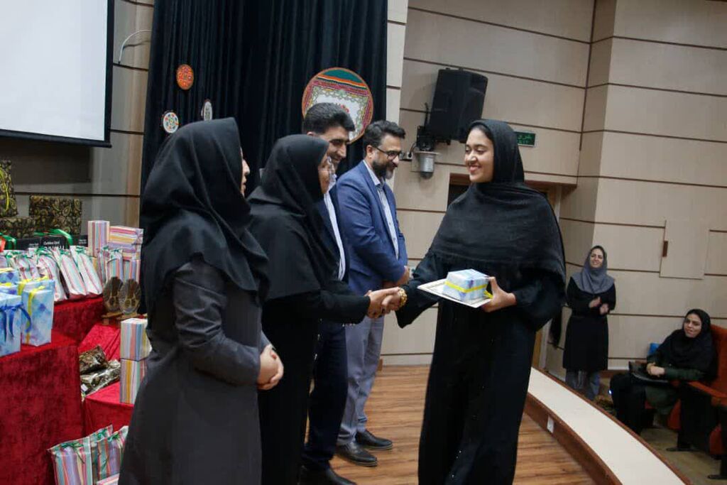 1332340-1 جشن "آفرین گویی" اعضا و مربیان برگزیده کانون هرمزگان برگزار شد