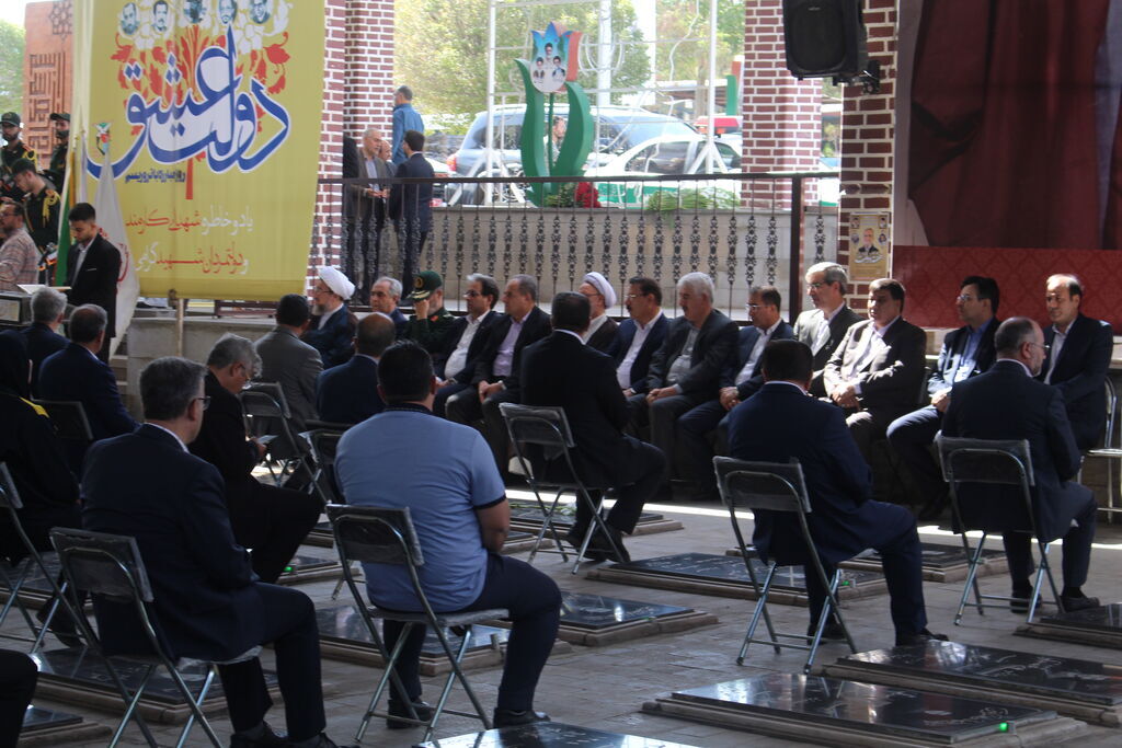 1332418-1 غبار روبی و گلباران مزار مطهر شهدا به مناسبت هفته دولت در تبریز