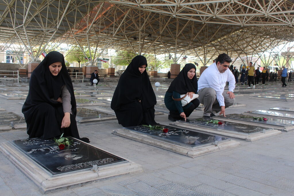 1332420-1 غبار روبی و گلباران مزار مطهر شهدا به مناسبت هفته دولت در تبریز