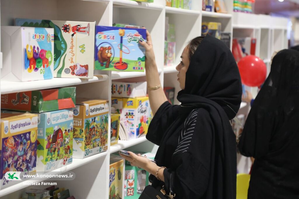 1332597-1 غرفه کانون در نمایشگاه تفریحات و سرگرمی با بیش از ۵۰۰ عنوان کتاب و سرگرمی حضور یافت