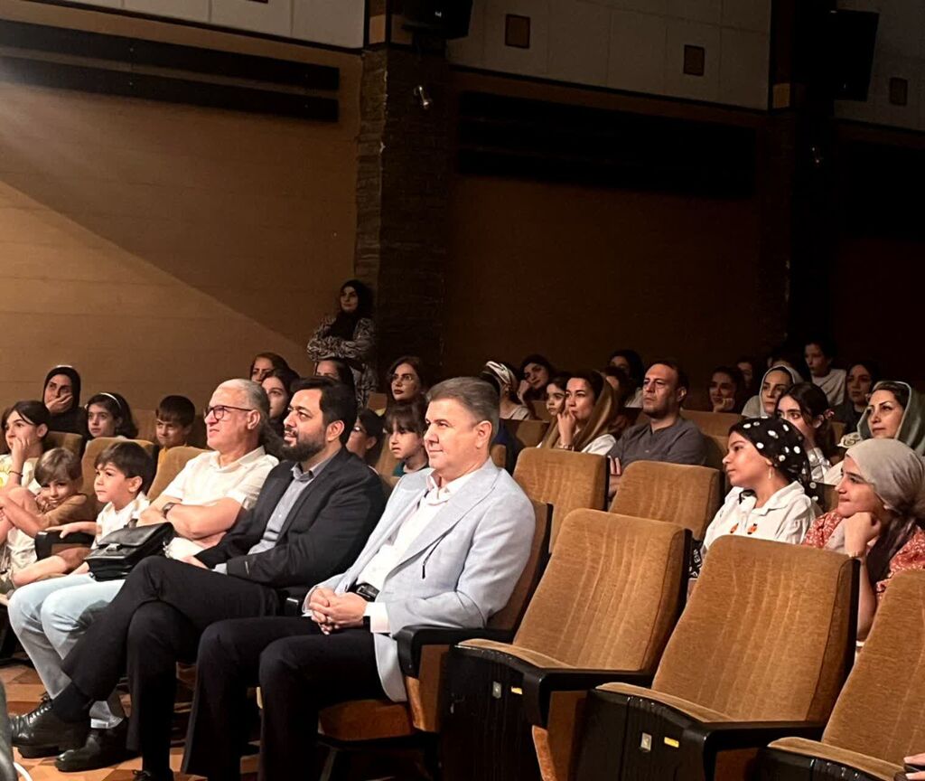 1332848-1 حضور مدیرکل اداره محیط زیست استان در اجرای نمایش «ویشکا، اسب استثنایی» با هنرنمایی اعضای کانون قزوین