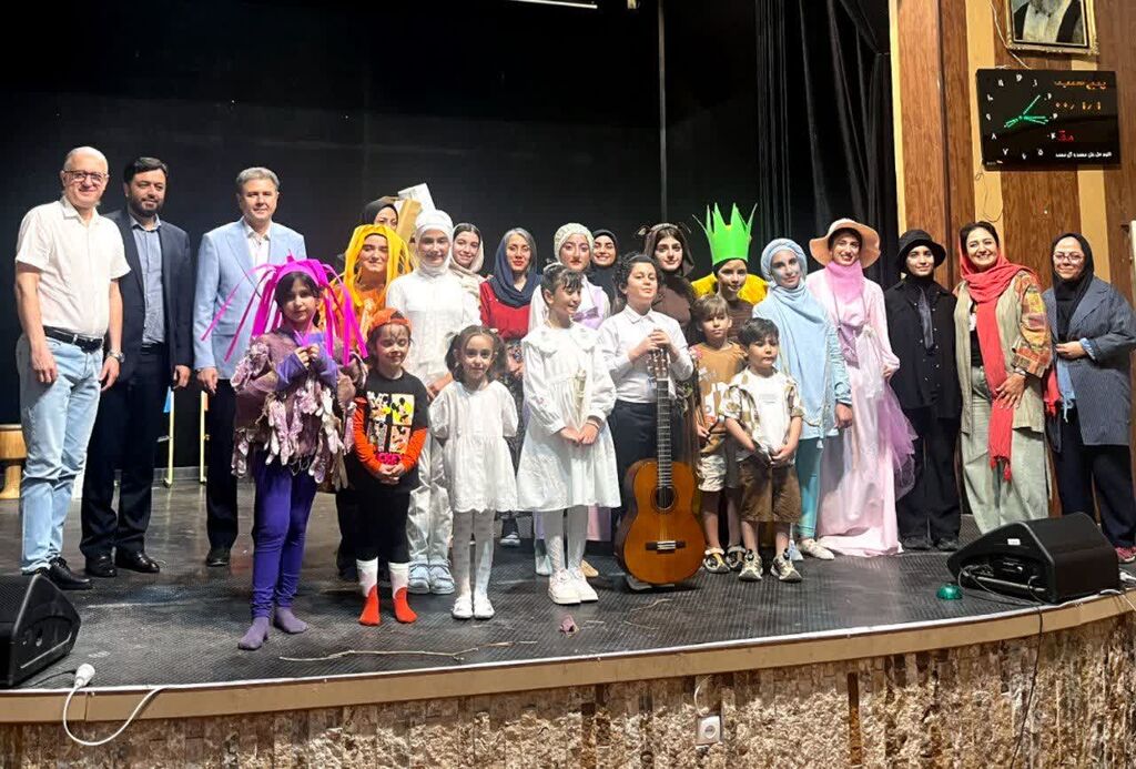 1332849-1 حضور مدیرکل اداره محیط زیست استان در اجرای نمایش «ویشکا، اسب استثنایی» با هنرنمایی اعضای کانون قزوین