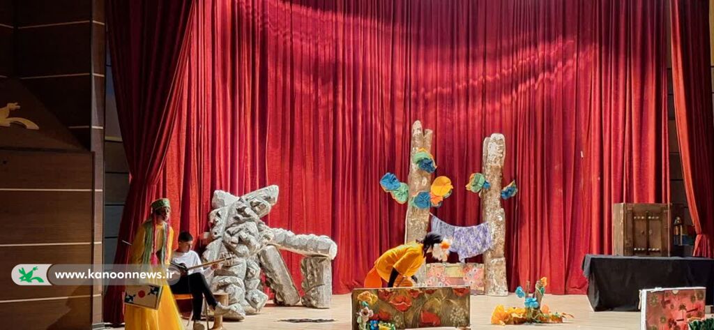 نمایش «خروس زری، پیرهن‌پری» در کانون گلستان روی صحنه رفت