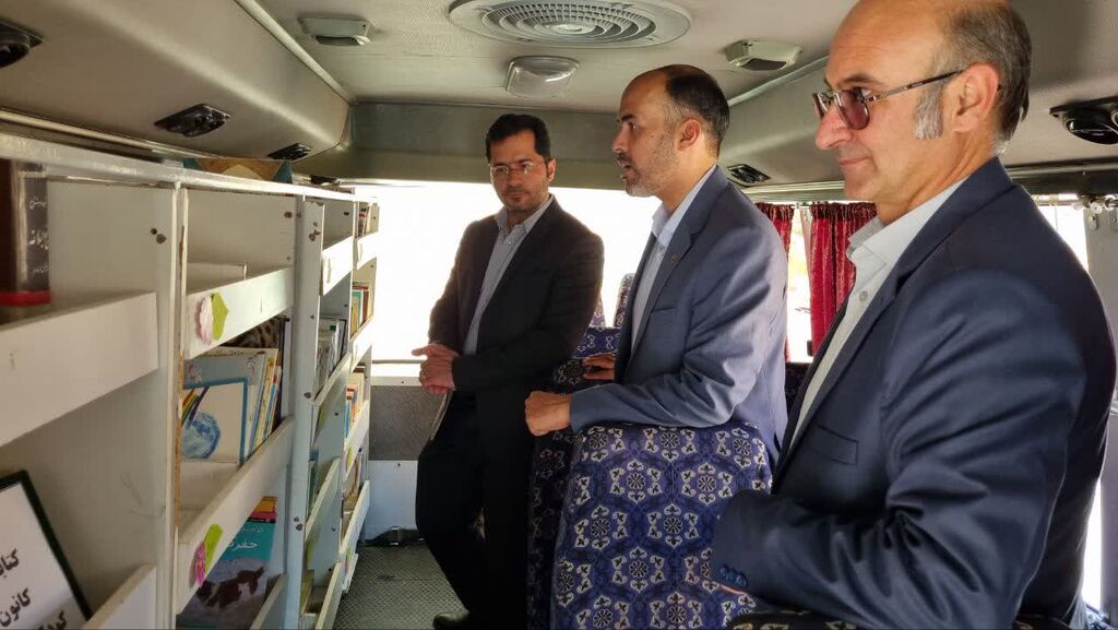 1333176-1 پرواز دوباره مرغک کانون در آسمان روستاهای بشرویه