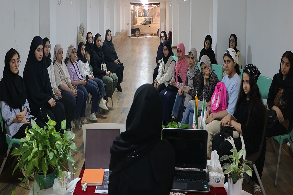 1333184-1 برگزاری چهلوهشتمین نشست تخصصی انجمن عکاسان نوجوان کانون گیلان