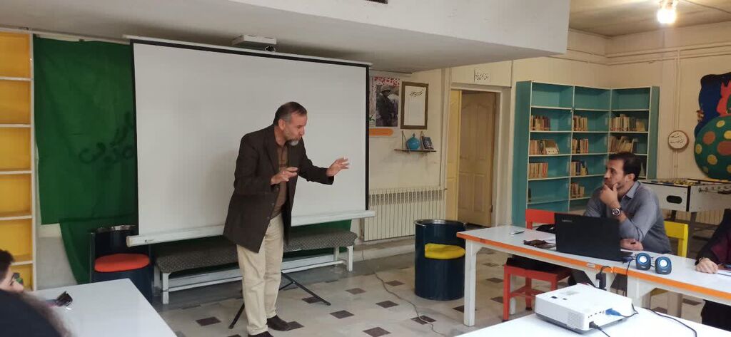 1333231-1 برگزاری چهارمین نشست «پاتوق قصه و نقد» در کانون همدان