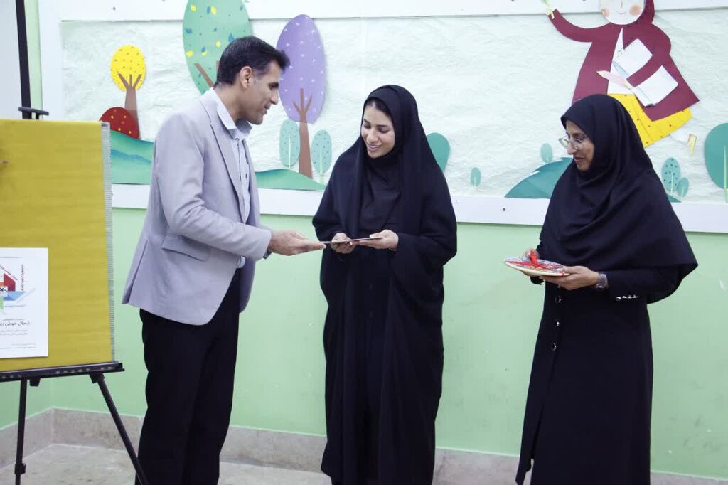 1333618-1 مدیرکل اموراجتماعی وفرهنگی استانداری هرمزگان تقدیر شد