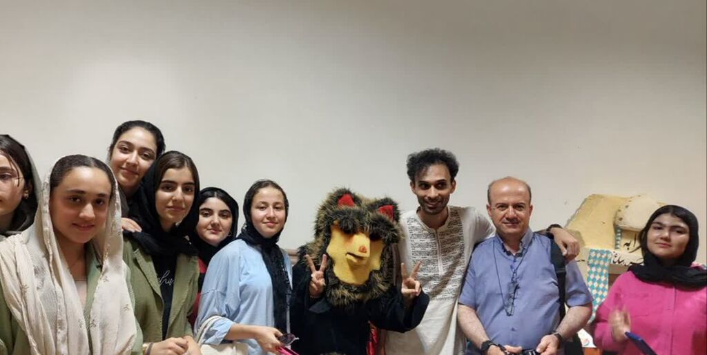 1333646-1 بازدید اعضای نوجوان مرکز پاوه از موزه عروسکهای کانون کرمانشاه