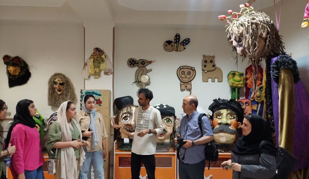 1333647-1 بازدید اعضای نوجوان مرکز پاوه از موزه عروسکهای کانون کرمانشاه