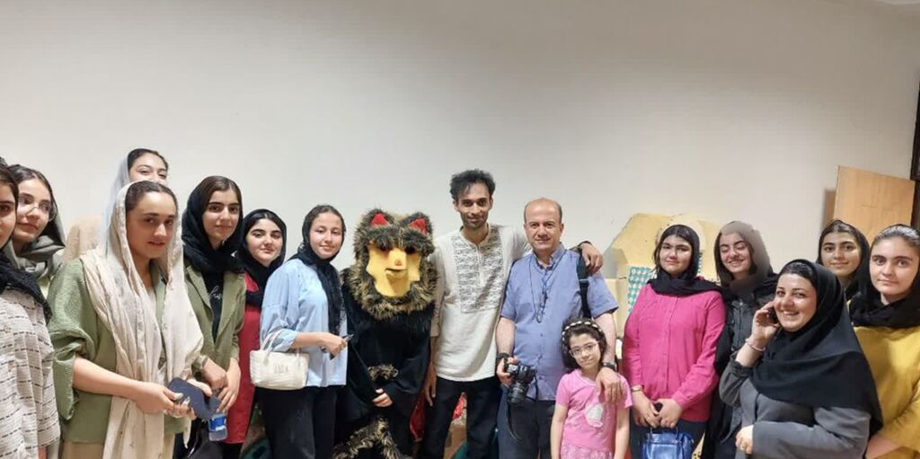 1333648-1 بازدید اعضای نوجوان مرکز پاوه از موزه عروسکهای کانون کرمانشاه