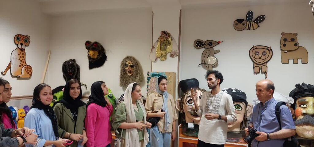 1333650-1 بازدید اعضای نوجوان مرکز پاوه از موزه عروسکهای کانون کرمانشاه
