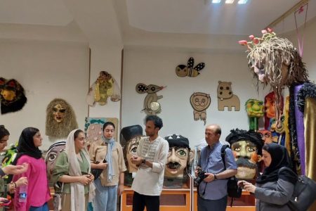 بازدید اعضای نوجوان مرکز پاوه از موزه‌ عروسک‌های کانون کرمانشاه