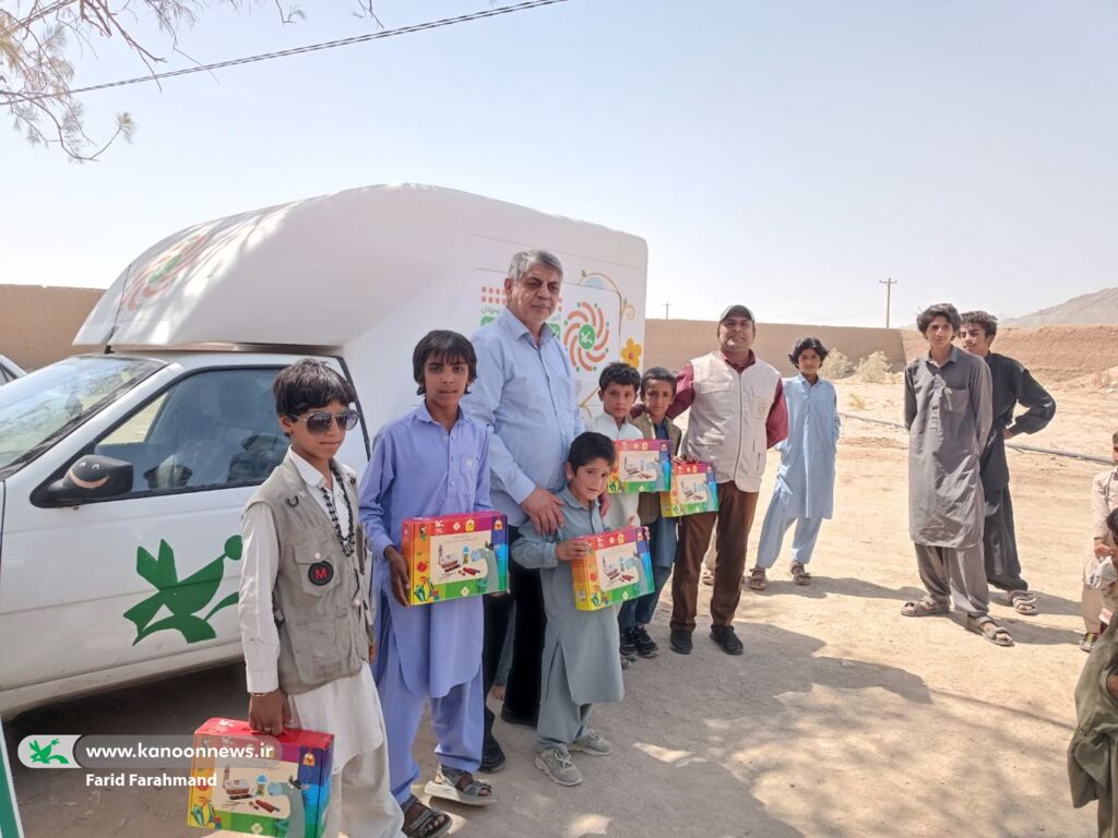 1333783-1 کتابخانه سیار کانون سیستان و بلوچستان در قالب «پیک امید» مهمان کودکان روستای شهید ریگی