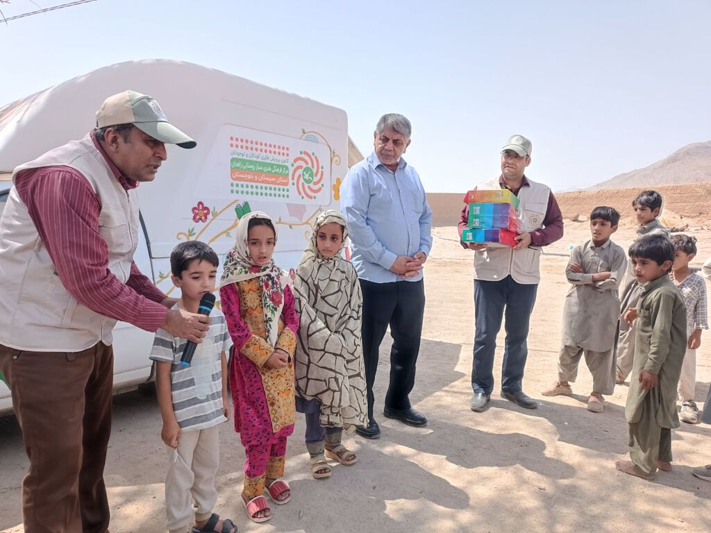 1333788-1 کتابخانه سیار کانون سیستان و بلوچستان در قالب «پیک امید» مهمان کودکان روستای شهید ریگی